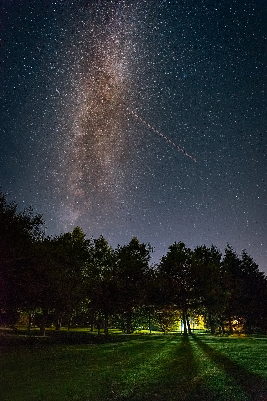 Shooting star, lit path by Lars Nissen
